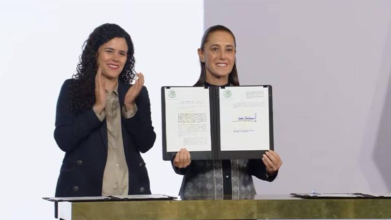 Firma del decreto por parte de la Presidenta de México Claudia Sheinbaum Pardo que obliga a aspirantes a la Presidencia de la República o gubernaturas, a renunciar a la doble nacionalidad.