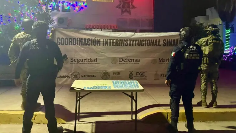 Elementos de la Policía Estatal Preventiva aseguraron diversas dosis de droga durante patrullajes en la colonia Estela Ortiz de Toledo, en Culiacán.