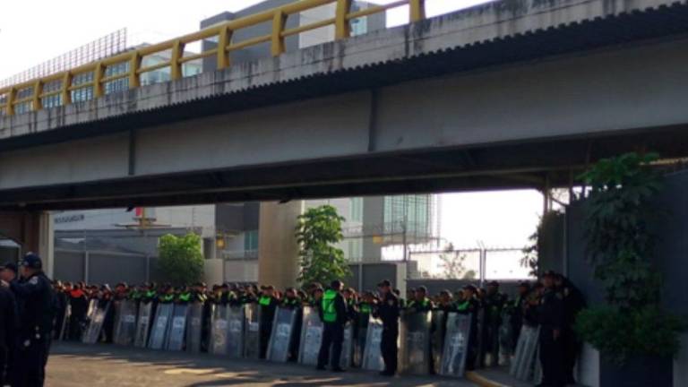 Personal de Seguridad Pública de la CDMX mantiene un operativo en las inmediaciones del Aeropuerto Internacional.