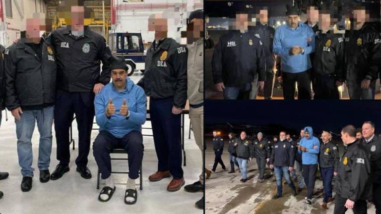 Nicolás Maduro aparece esposado y custodiado por agentes de la DEA en su llegada a Nueva York, tras su captura en Caracas, Venezuela.