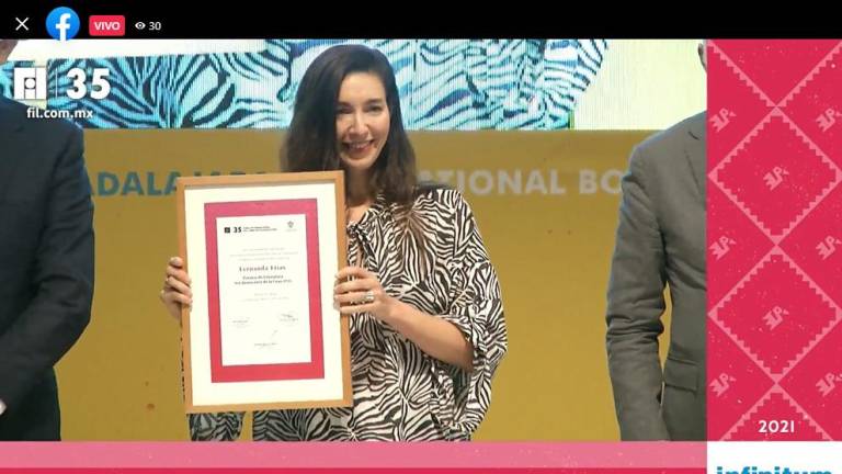 Recibe Fernanda Trías el Premio de Literatura Sor Juana Inés de la Cruz en la FIL de Guadalajara