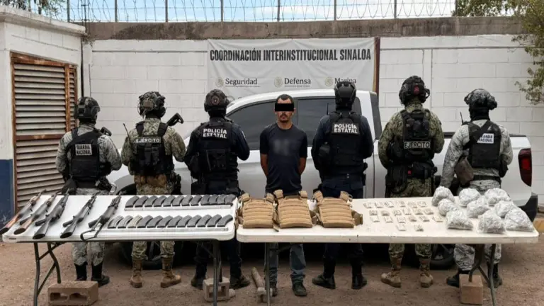 Armas y equipo táctico decomisados en Villa Juárez por corporaciones de seguridad en Navolato.