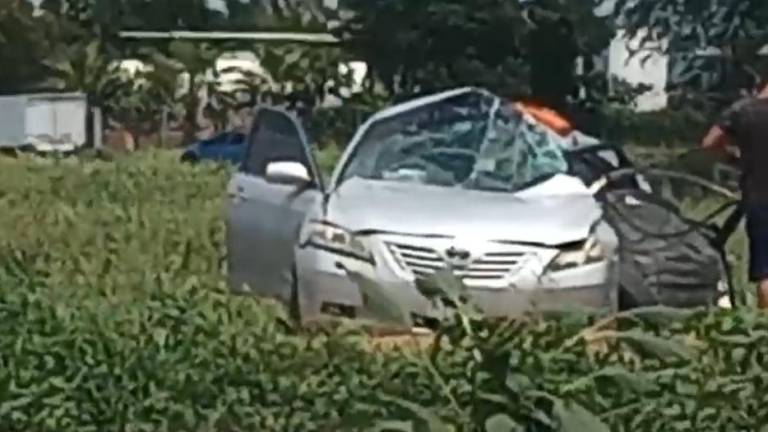 Un automóvil quedó fuera de la carretera después de ser impactado por un tráiler al sur de Culiacán.