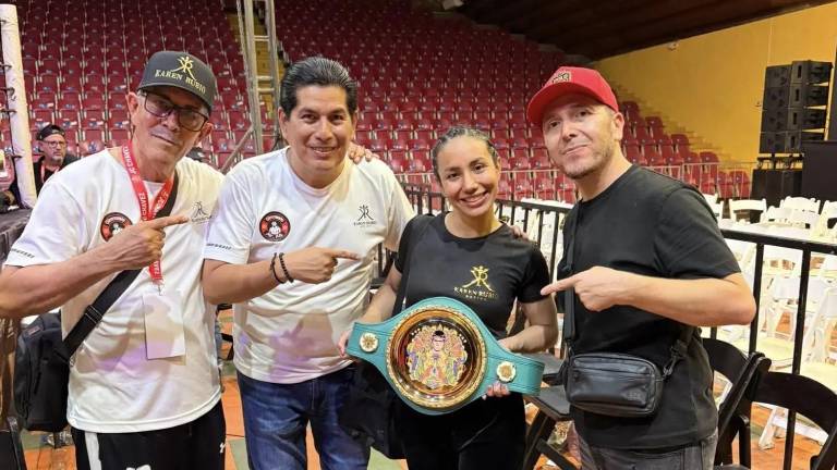 Karen Rubio Cortez, con su cinturón “Julio César Chávez González” del Consejo Mundial de Box.