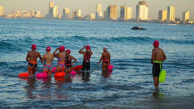 Los porteños acudieron en buen número a la edición 41 de la Travesía Mazatleca del Cruce a la Isla del Medio.