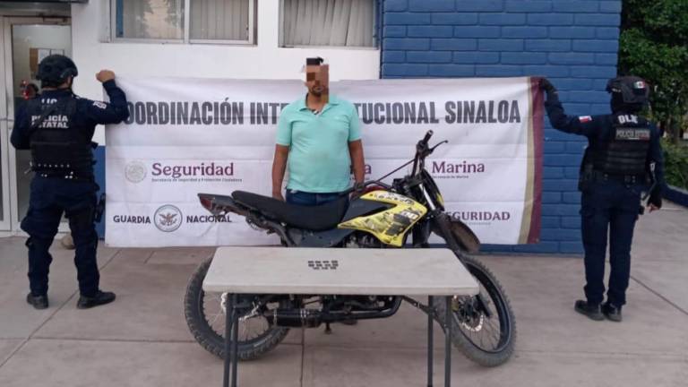El detenido, la motocicleta y las dosis de presunta droga fueron puestos a disposición del Ministerio Público en Culiacán.