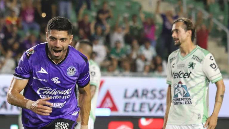 Brian Rubio anota par de goles por Mazatlán.