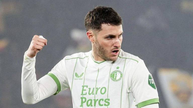 Santiago Giménez abre el marcador a los 4 minutos.