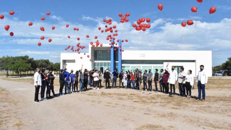 Autoridades de Elota, de la Universidad Politécnica del Mar, docentes y alumnos, durante la conmemoración.