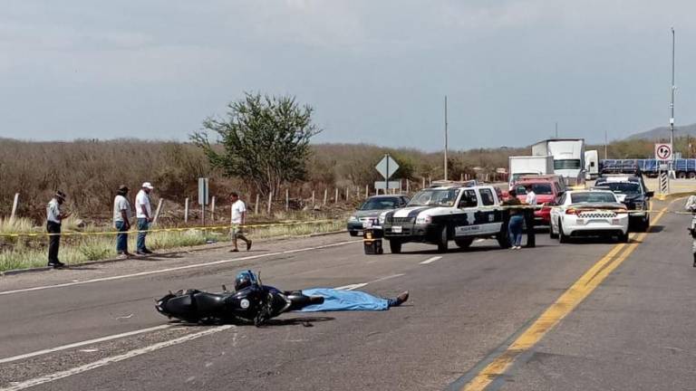 Muere arrollado motociclista en la Libre Mazatlán-Durango, a la altura de Villa Unión