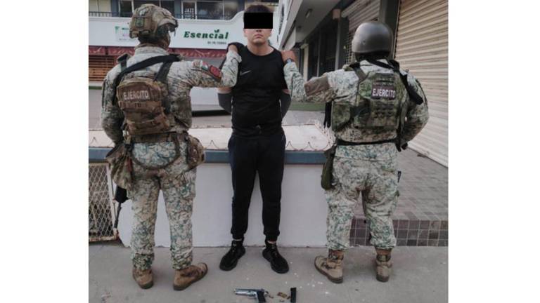 Militares detuvieron a un hombre en la colonia Burócrata, al sur de Culiacán, luego de recibir un reporte de intento de robo de vehículo.