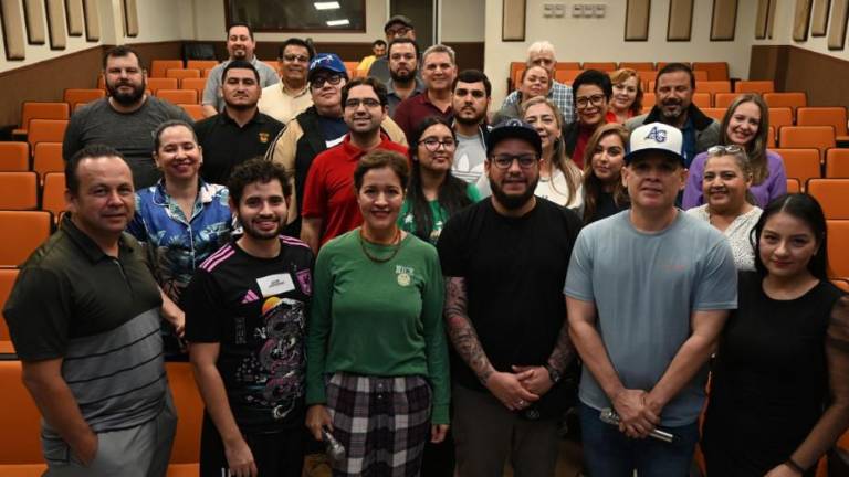 Personal de Radio UAS toma un taller sobre muralismo con el artista plástico Dr. Feis.