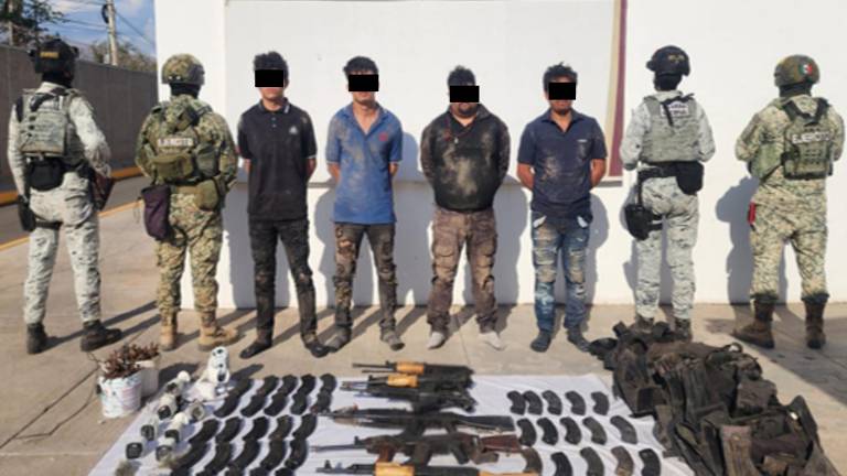 Efectivos federales incautaron armas largas, dosis de droga y equipo de videovigilancia en Navolato.