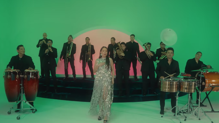 Majo Aguilar incursiona en el banda sinaloense.