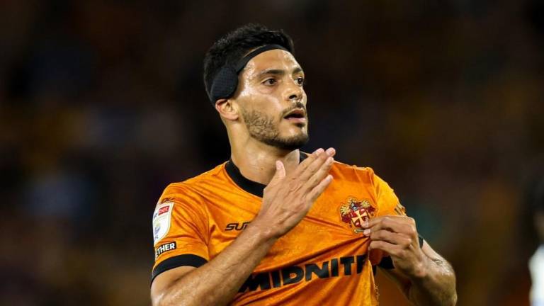 Raúl Jiménez aparece al final y salva al Wolverhampton de la derrota.