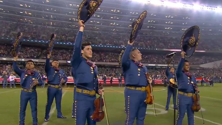 El Mariachi Herencia de México cantó el Himno de Estados Unidos en el Soldier Field.