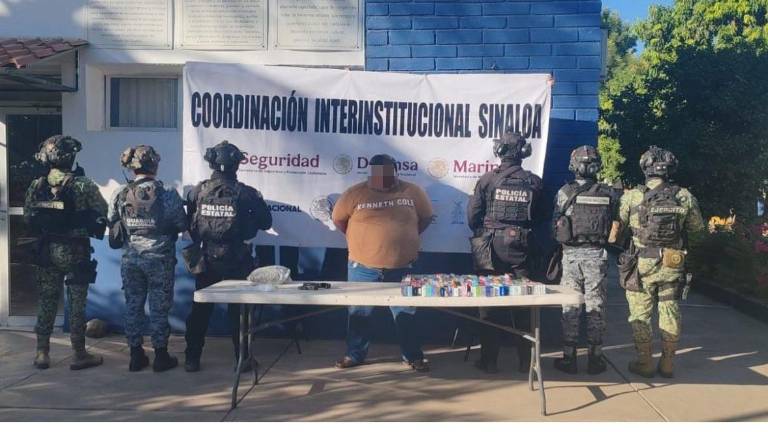 Al detenido le aseguraron 180 vapeadores y un arma.