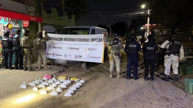 Elementos de las fuerzas de seguridad resguardan el área tras el hallazgo de la presunta droga en la colonia Urías.