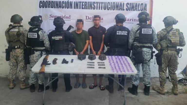 Agentes estatales aseguran armas y dosis de presunta metanfetamina en la colonia Buelna de Mazatlán.