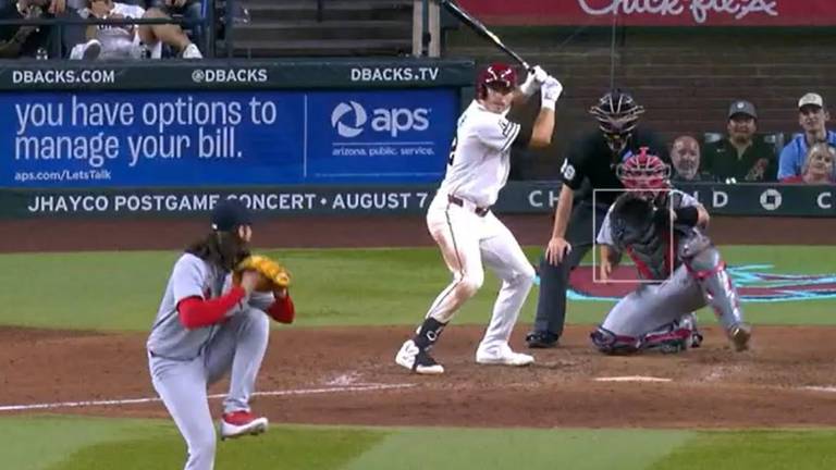 El sinaloense Luis Gastélum cargó con el revés ante los Diamonbacks en 10 entradas.