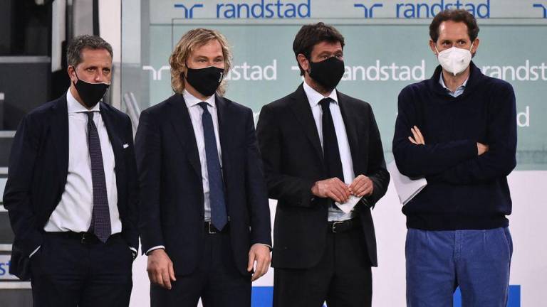 Pavel Nedved, segundo de izquierda a derecha, confirma que CR7 seguirá en la Juventus.