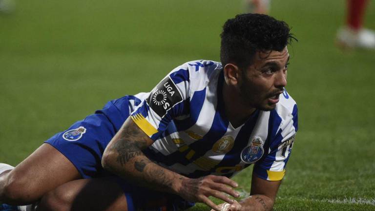 Jesús Corona salió tocado del juego entre Porto y Famaliçao