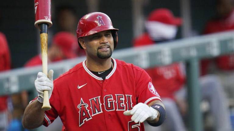 El veterano Albert Pujols recibió un bolazo en su muñeca izquierda.