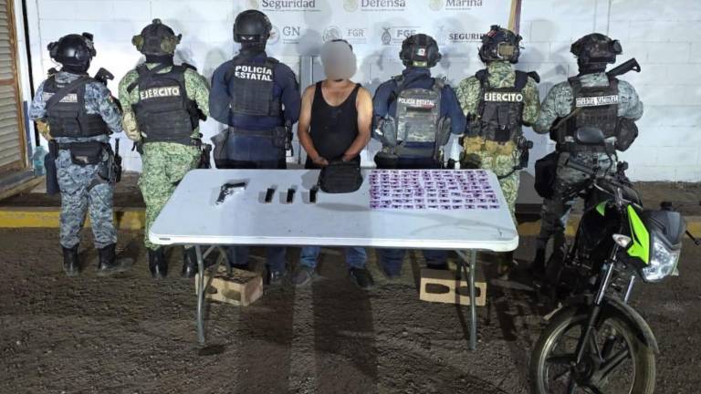 El arma de fuego, los cartuchos y la presunta sustancia ilícita quedaron a disposición federal.