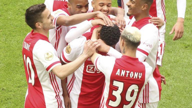 Edson Álvarez y Ajax conquistan título de la Eredivisie holandesa