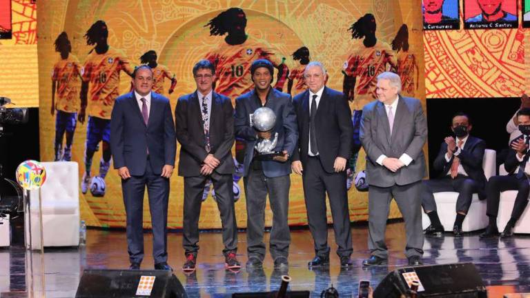 Ronaldinho, junto a Cuauhtémoc Blanco y Mario Kempes, entre otros.