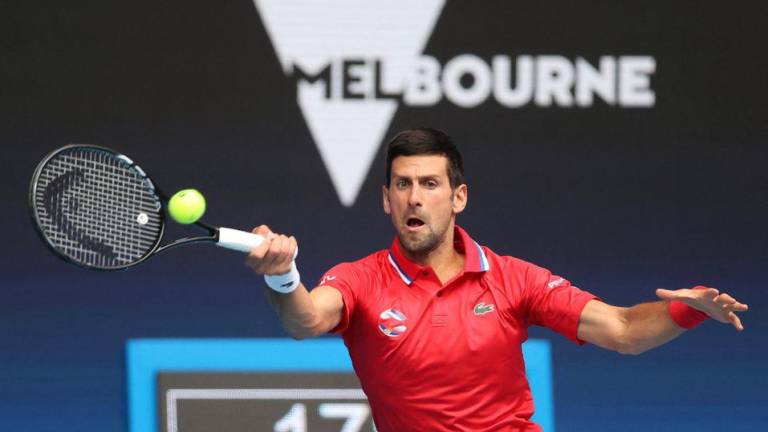 Novak Djokovic permence detenido en Australia y busca jugar el Grand Slam.