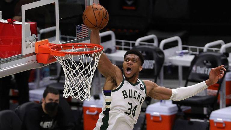 Giannis Antetokounmpo “retaca” la pelota en el Juego 4 de la semifinal del Este ante Brooklyn.