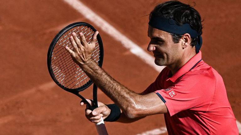 Roger Federer regresó a las pistas con triunfo en Roland Garros