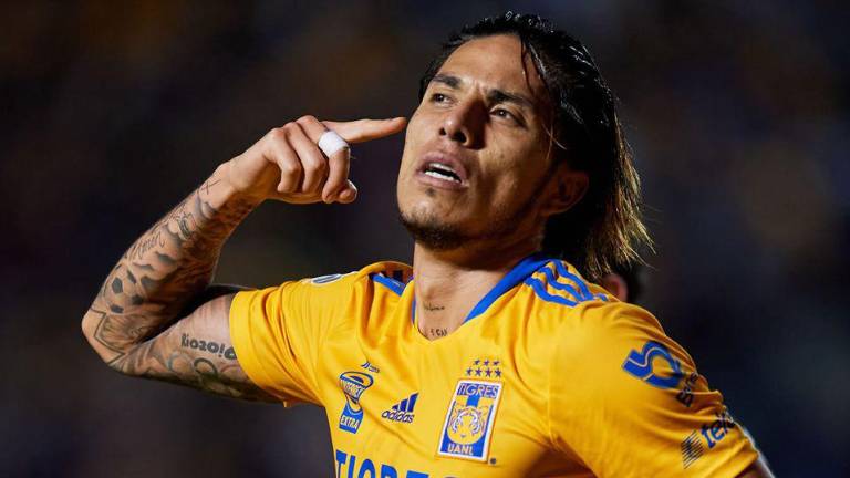 Carlos Salcedo es de los contagiados con coronavirus.