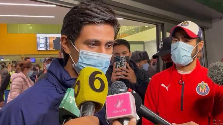 José Juan Macías se mostró atento con la prensa a su regreso a México.