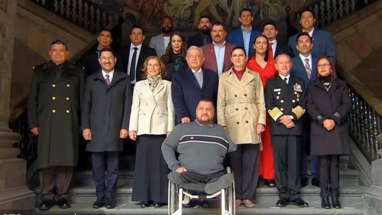 Andrés Manuel López Obrador y Ana Gabriela Guevara, entre otros, se tomaron la foto con algunos de los deportistas presentes.