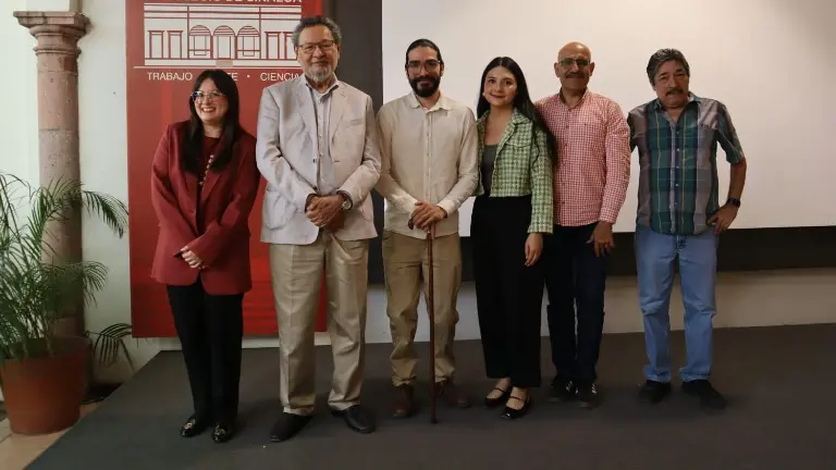 Élmer Mendoza, presidente de El Colegio de Sinaloa, encabezó la ceremonia de entrega de las becas.