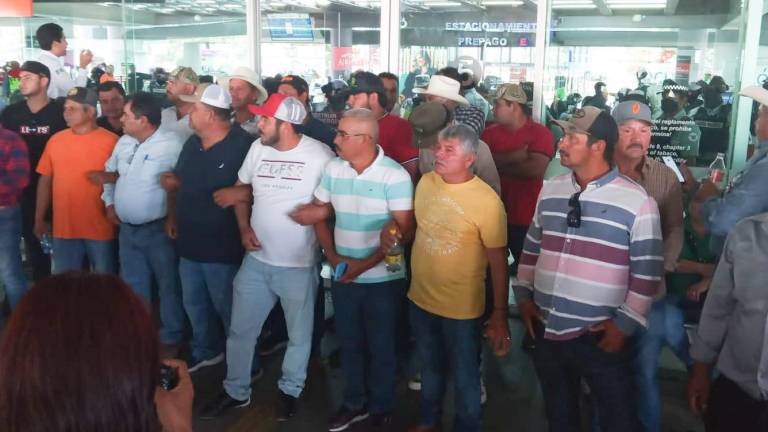 Los agricultores caminaron 6 kilómetros hasta llegar al Aeropuerto de Culiacán y bloquearon la entrada a los pasajeros.