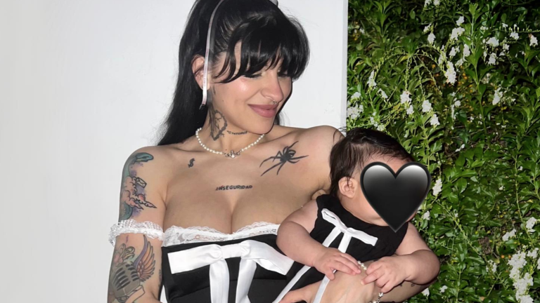 Cazzu se tatúa el nombre de su hija.