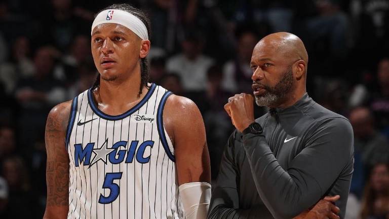 Jamahl Mosley dejó el banco de coach del Magic tras su derrota ante los Pistons en la primera ronda del playoffs.