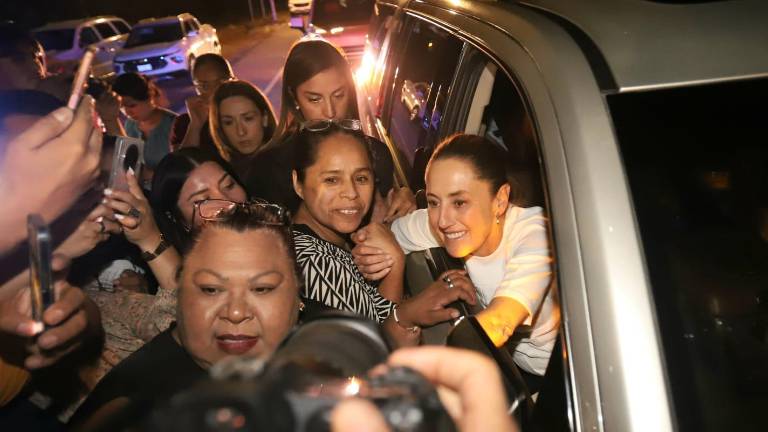 La Presidenta Claudia Sheinbaum arribó la noche de este jueves a Mazatlán.