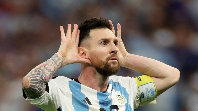 Lionel Messi festejó así ante Louis Van Gaal.