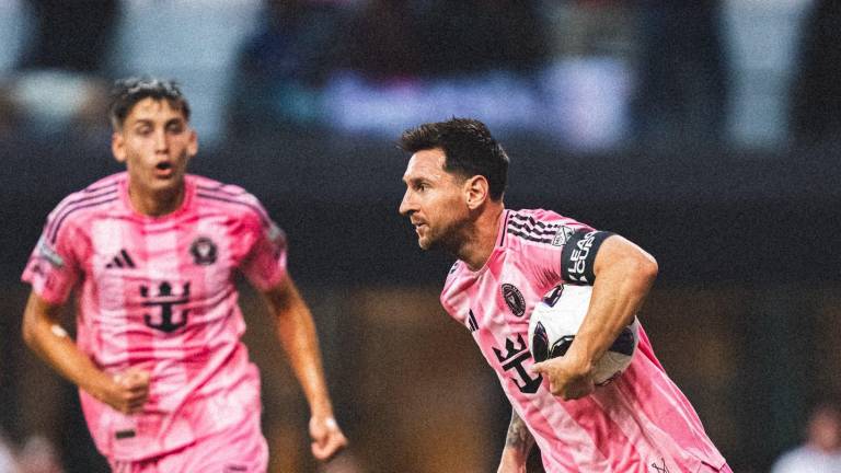 Messi anota doblete.