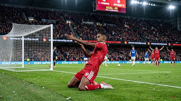 Alexander Isak marca doblete.