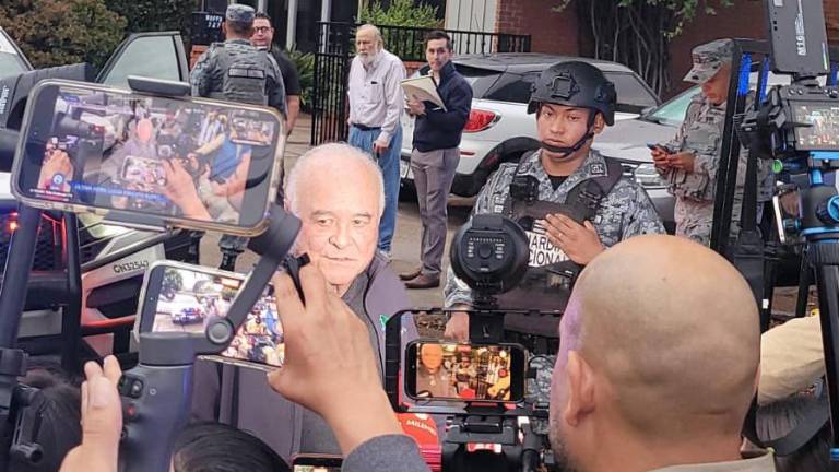 El ex Gobernador de Baja California, Ernesto Ruffo Appel llega a su domicilio en Ensenada tras salir del Penal del Altiplano.