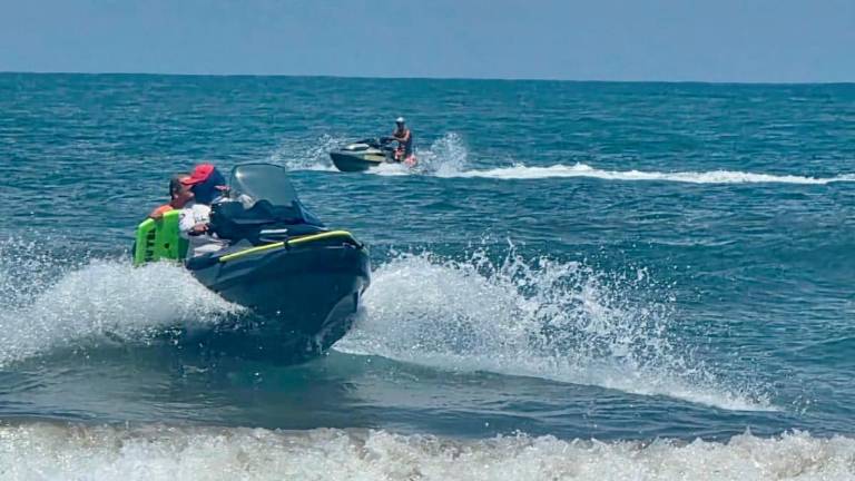 Salvavidas de Mazatlán rescataron a ocho personas atrapadas por el oleaje.