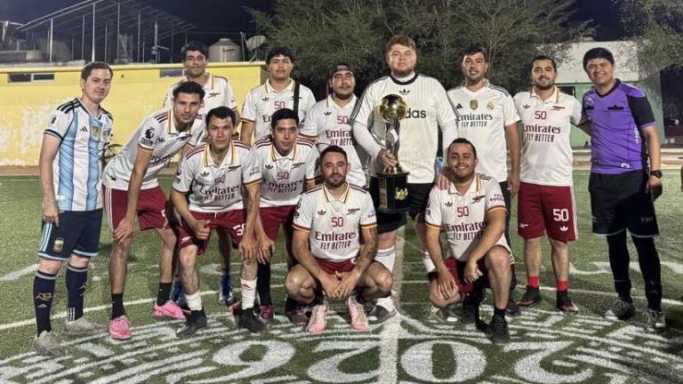 Atlético La Anona presume su trofeo de campeón.