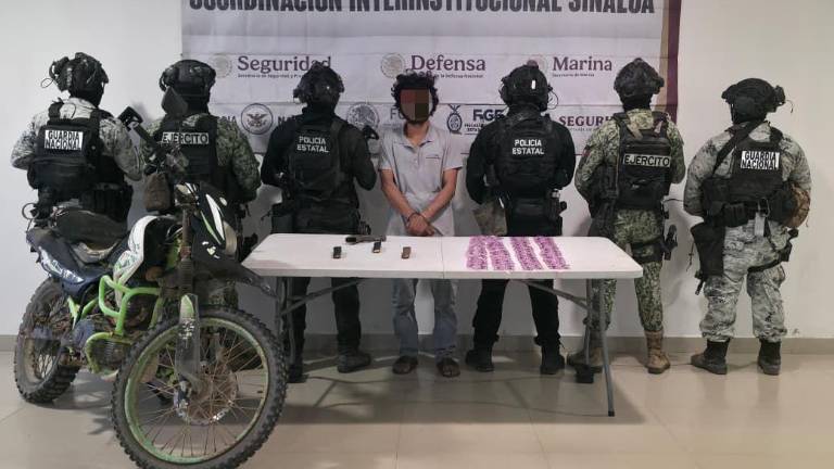 Un hombre es detenido por elementos de la Policía Estatal Preventiva durante un patrullaje en el ejido Gregorio Vázquez Moreno, en Rosario.