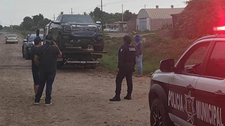 Elementos de seguridad atienden el accidente de una camioneta que cayó a un canal de riego.