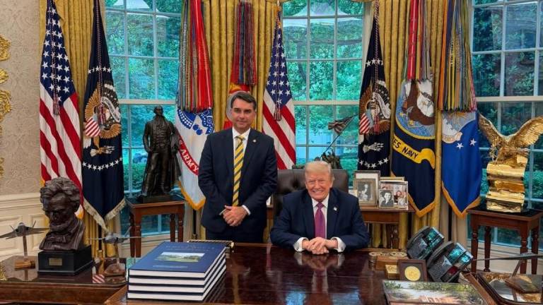 El Senador y ex candidato presidencial Flávio Bolsonaro en una reunión en la Casa Blanca con Donald Trump.